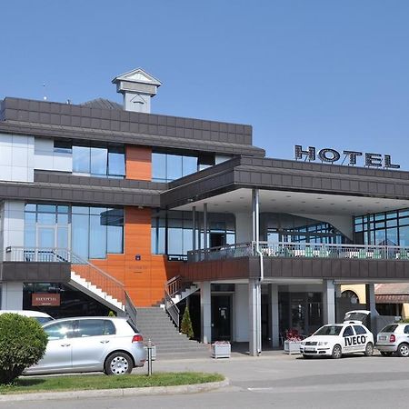 Hotel Kole Čačak Buitenkant foto
