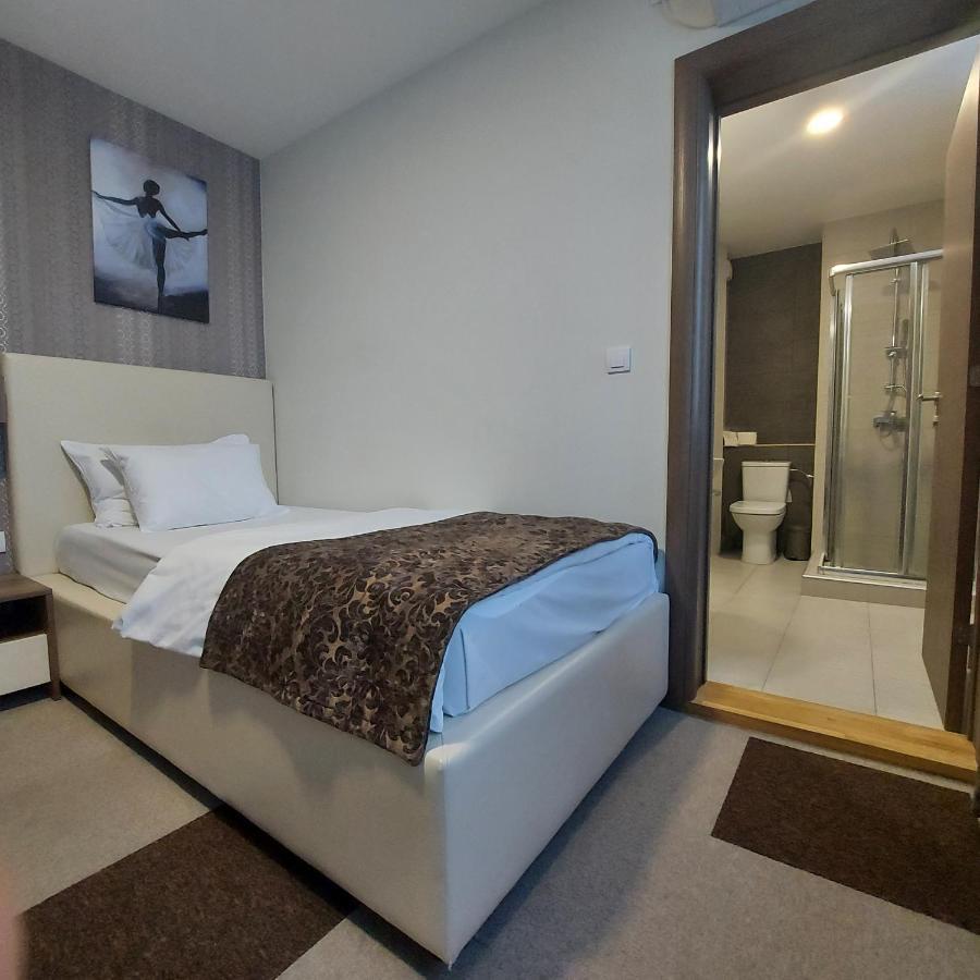 Hotel Kole Čačak Buitenkant foto