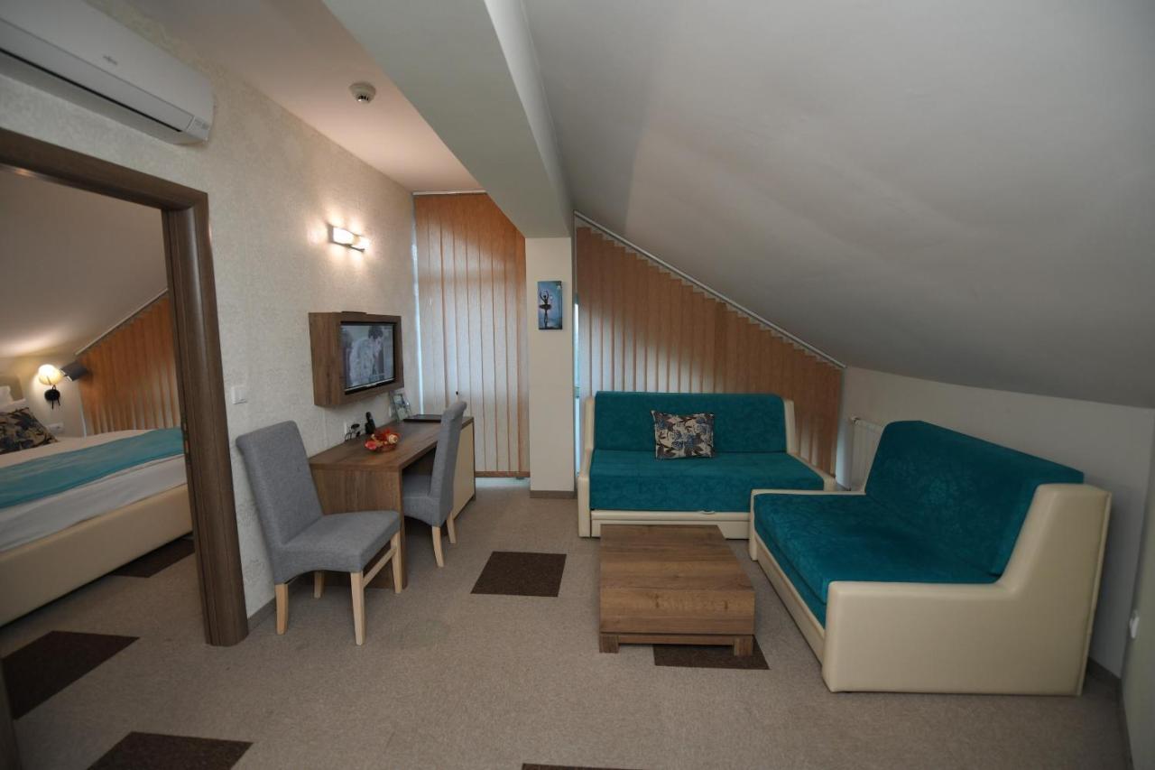 Hotel Kole Čačak Buitenkant foto