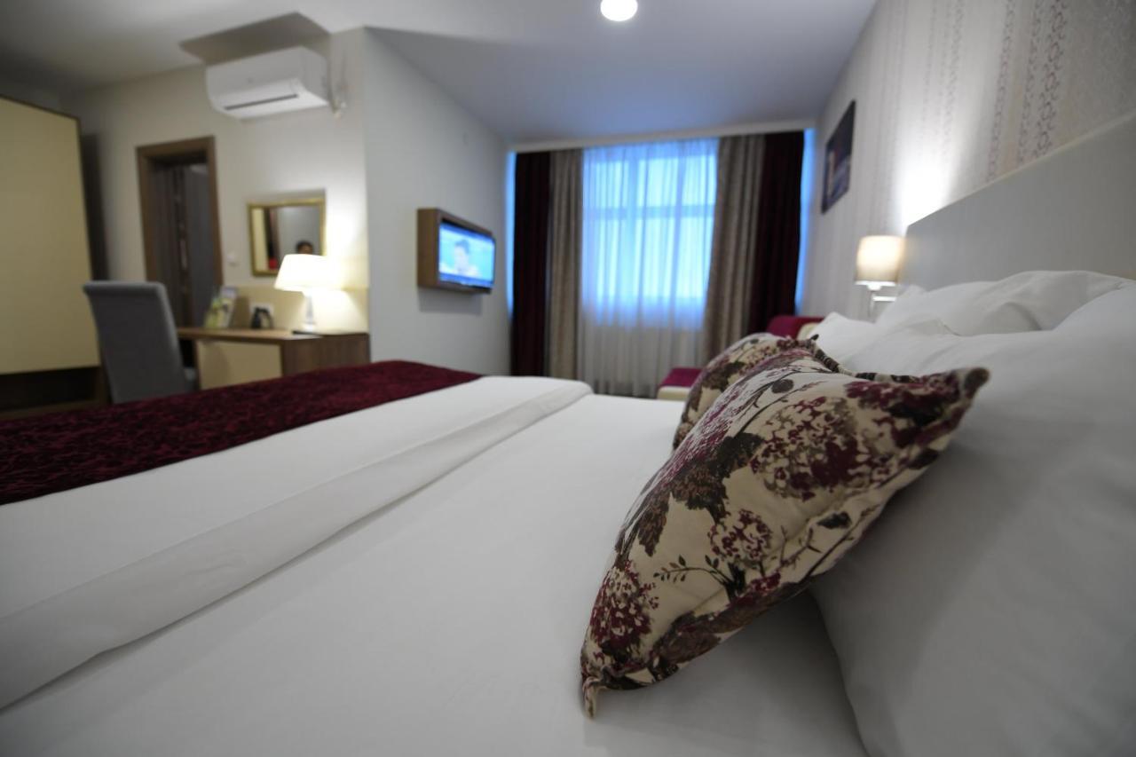 Hotel Kole Čačak Buitenkant foto