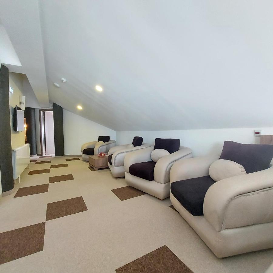 Hotel Kole Čačak Buitenkant foto