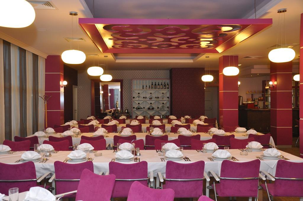 Hotel Kole Čačak Buitenkant foto