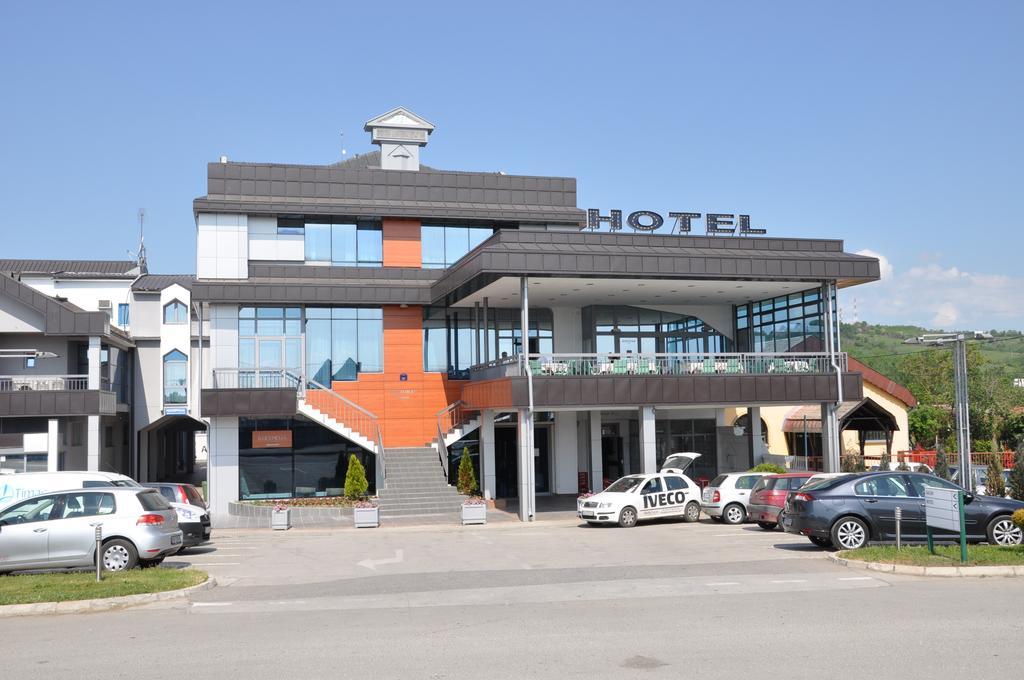 Hotel Kole Čačak Buitenkant foto