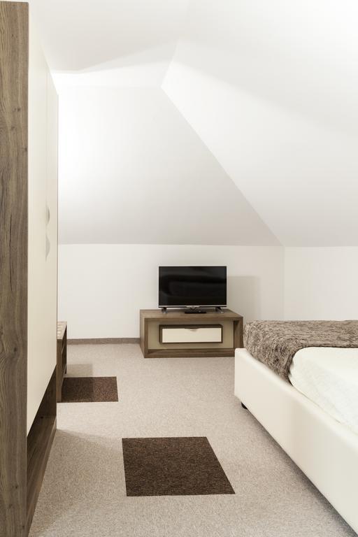 Hotel Kole Čačak Buitenkant foto