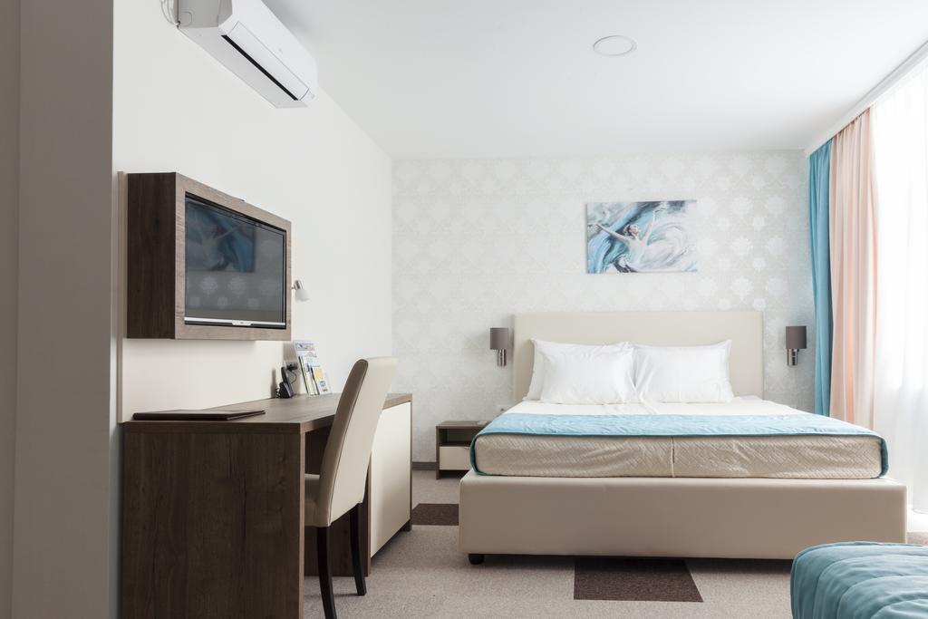 Hotel Kole Čačak Buitenkant foto